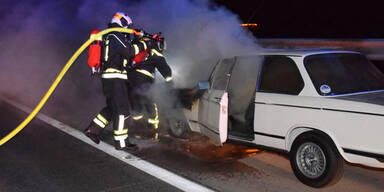 Brennender Oldtimer sorgt für Großeinsatz auf A2