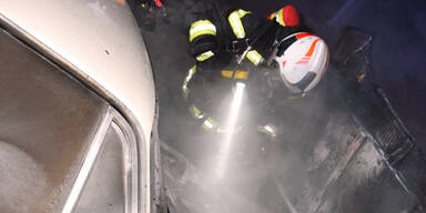 Brennender Oldtimer sorgt für Großeinsatz auf A2