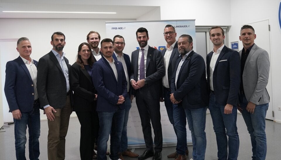 Der neu gewählte Vorstand: Philipp Linsbichler, FPÖ-Klubsprecher Dipl- -Ing. Alexander Landbauer, Gemeinderat Sandra Antosik, Gemeinderat Maximilian Machek Rückert, Lukas Mayerhofer, Stadtrat Philipp Gerstenmayer, Stadtparteiobmann Udo Landbauer, Gemeinderat Manuel Bugnar, Gemeinderat Franz Lechner, Stadtrat Kevin Pfann, Thomas Riel 