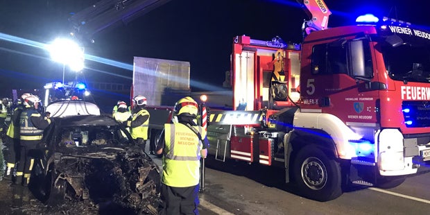 Spektakulärer Fahrzeugbrand auf der A2