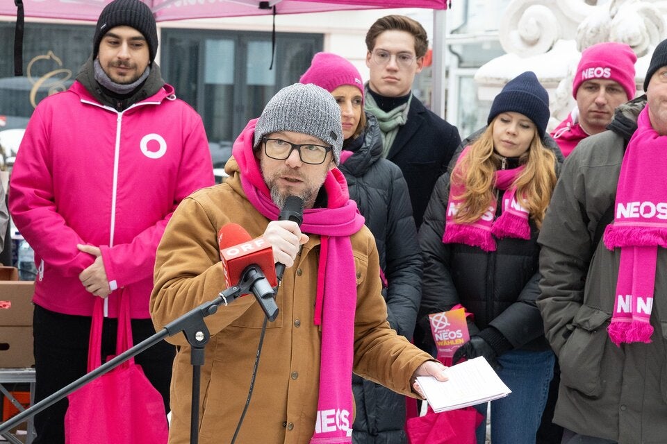 NEOS-Wahlkampfauftakt mit Punschkrapferl und Transparenzhammer