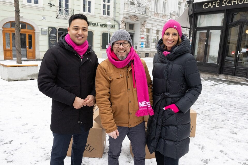 NEOS-Wahlkampfauftakt mit Punschkrapferl und Transparenzhammer