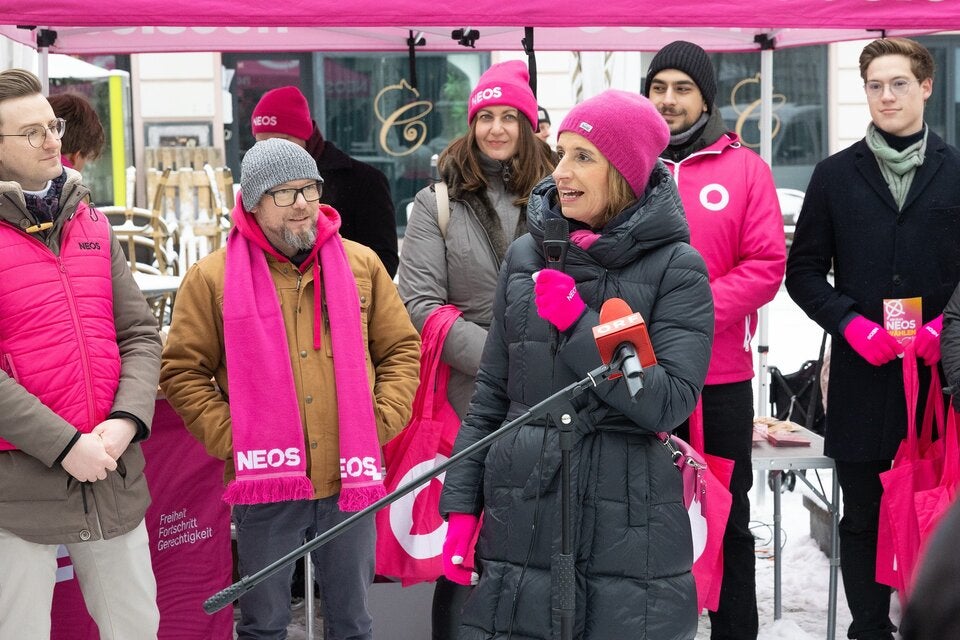 NEOS-Wahlkampfauftakt mit Punschkrapferl und Transparenzhammer