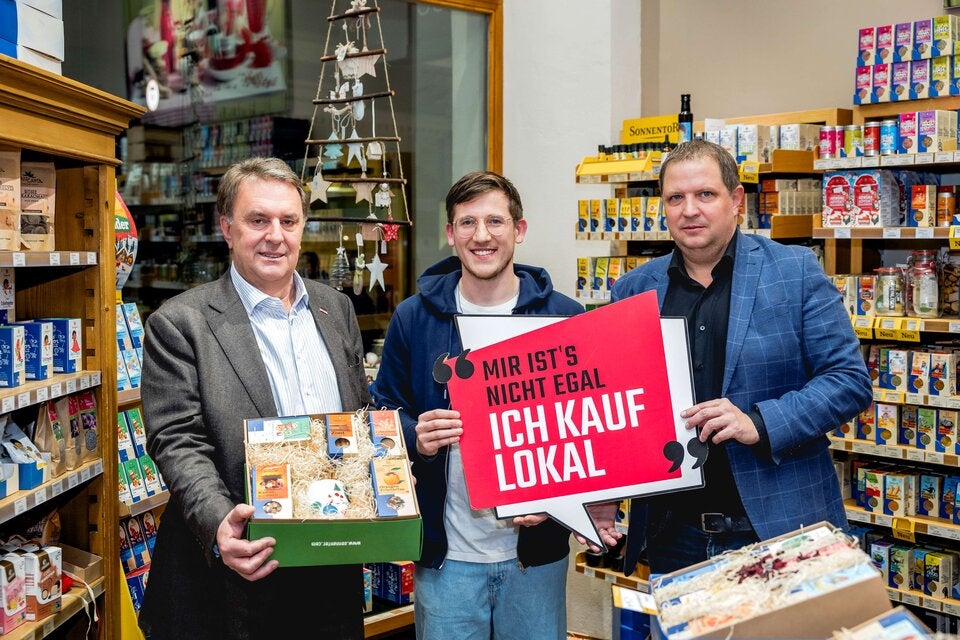 WKNÖ-Bezirksstellenobmann Mario Burger, SONNENTOR-Franchisepartner Daniel Gradwohl und WKNÖ-Präsident Wolfgang Ecker (v. l.)