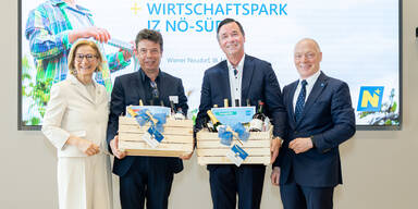 Landeshauptfrau Johanna Mikl-Leitner, Thomas B&ouml;ttger (CWS Hygiene &Ouml;sterreich GmbH), Christian Tr&ouml;ger (Hansgrohe Handelsges.m.b.H), ecoplus Gesch&auml;ftsf&uuml;hrer Helmut Miernicki - Copyright: Daniel Hinterramskogler&nbsp;
