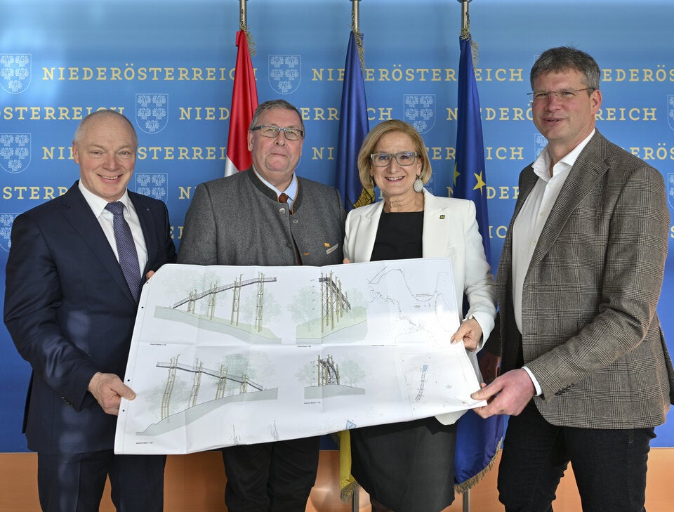 ecoplus Geschäftsführer Helmut Miernicki, Bürgermeister Friedrich Schechtner aus Hardegg, Landeshauptfrau Johanna Mikl-Leitner, Christian Übl, Nationalpark Thayatal GmbH