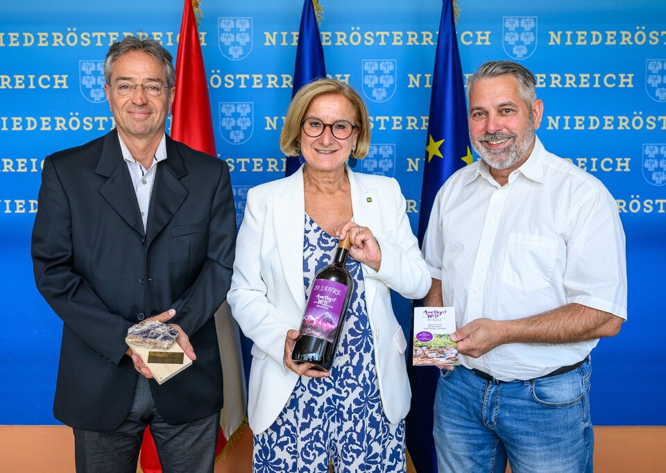 Christian Weinberger, ecoplus Projektmanager, Landeshauptfrau Johanna Mikl-Leitner und Gerhard Stark, Geschäftsführer Amethyst Welt Maissau.