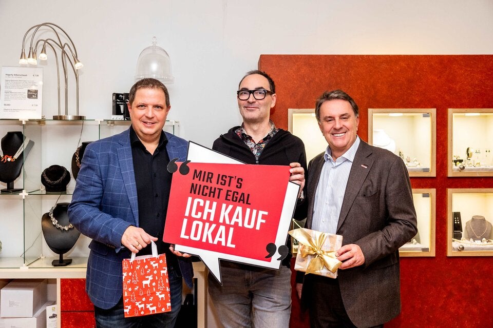 WKNÖ-Bezirksstellenobmann Mario Burger, Goldschmied Edwin Surin und WKNÖ-Präsident Wolfgang Ecker. v. l. 