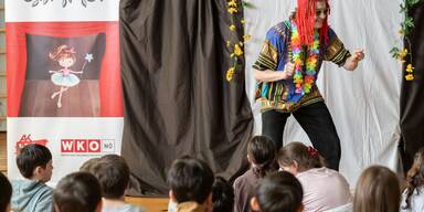 26.000 Kinder begeistert: Diese Theater-Fee erkl&auml;rt Berufe!