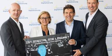 Claus Zeppelzauer (Gesch&auml;ftsf&uuml;hrer ecoplus Haus der Digitalisierung), Landeshauptfrau Johanna Mikl-Leitner, Nicolas Gibert-Morin (Europ&auml;ische Kommission) und Lukas Reutterer (Gesch&auml;ftsf&uuml;hrer ecoplus Haus der Digitalisierung)&nbsp; &nbsp;