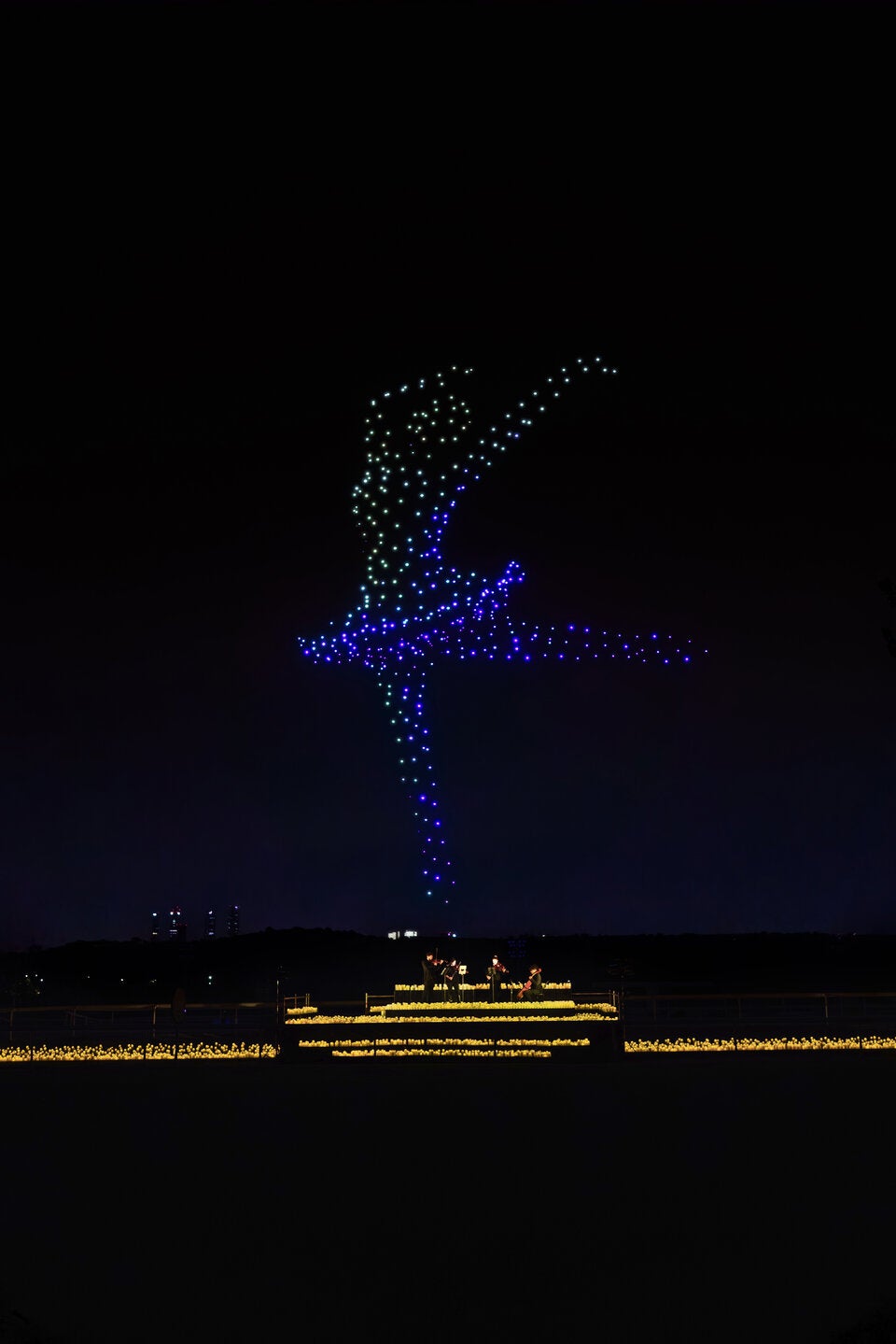 Konzert-Spektakel mit hunderten Drohnen und 20.000 Kerzen