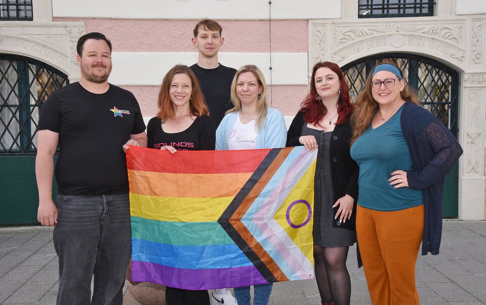 Vertreter:innen des Vereins St. Pride und das Team des Büros für Diversität zeigen Flagge.