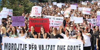 M&auml;dchen (11) von 5 M&auml;nnern stundenlang vergewaltigt