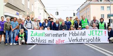 "Es ist peinlich": B&uuml;rgerinitiative demonstriert in Wr. Neustadt