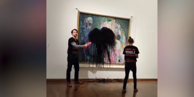 Protest im Leopold-Museum Schwarze Farbe auf Klimts Tod und Leben.png