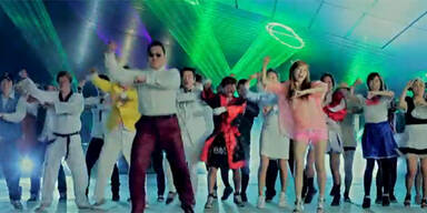 Koreaner stürmt mit Pferdetanz YouTube