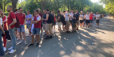 Lange Schlange für das Public Viewing im Prater