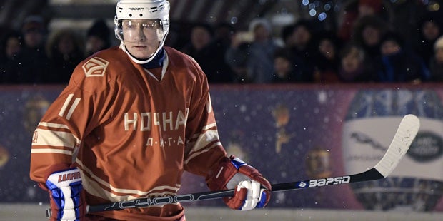 Putin spielt auf Rotem Platz Eishockey
