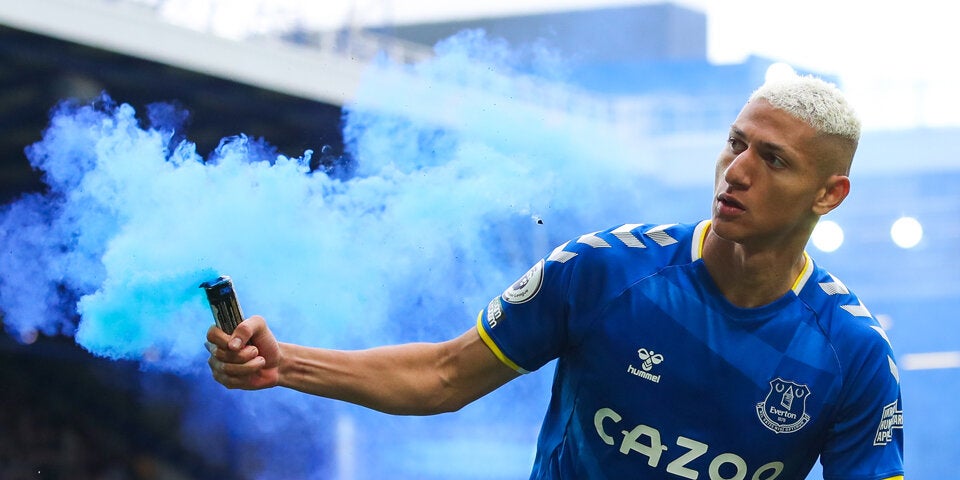 Premier-League-Star wirft Pyro zurück zu den Fans