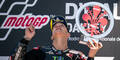 Fabio Quartararo (Yamaha) blickt und zeigt mit seiner Mugello-Trophäe in den Himmel