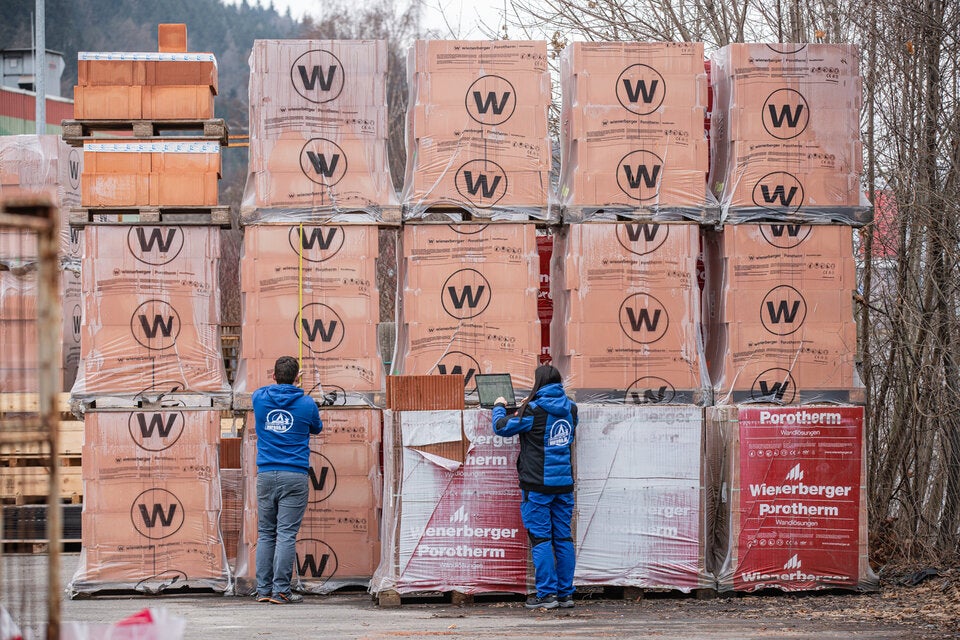 Zementsack bis Fahnenmast: Quester-Ausstattung kommt unter den Hammer