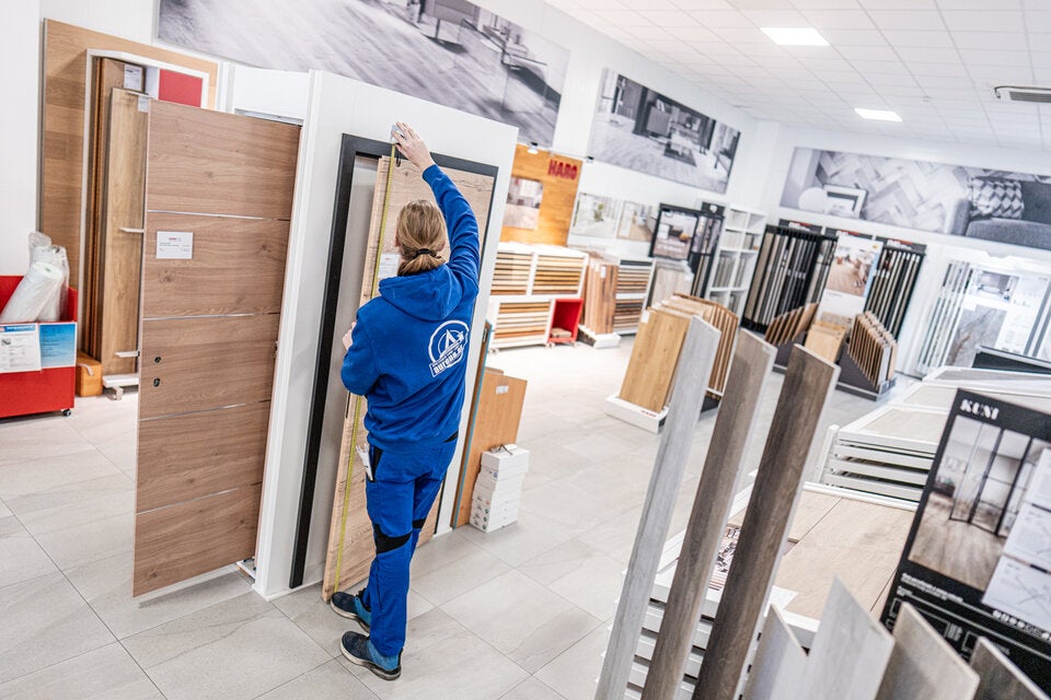 Zementsack bis Fahnenmast: Quester-Ausstattung kommt unter den Hammer