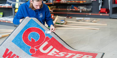 Zementsack bis Fahnenmast: Quester-Ausstattung kommt unter den Hammer