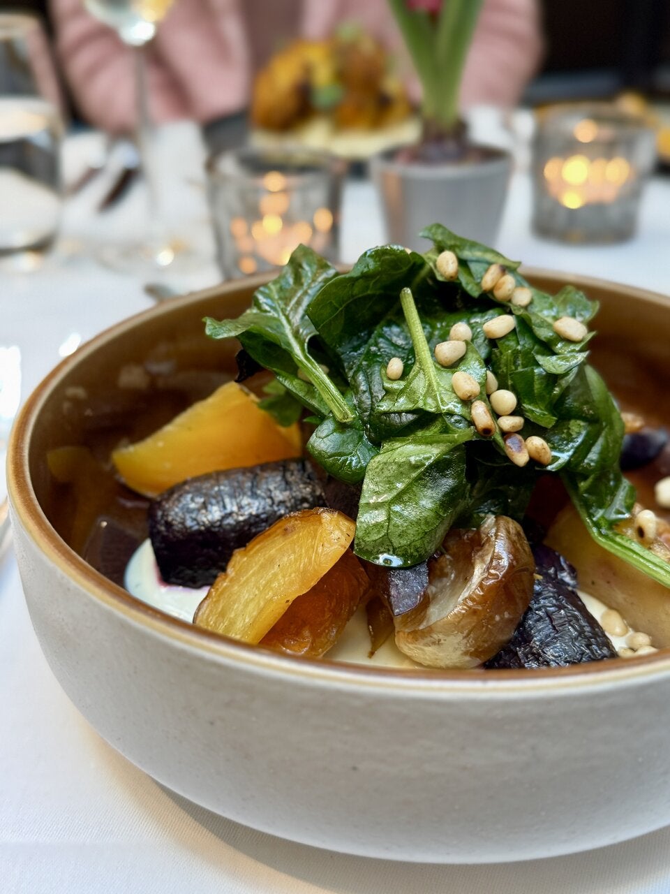 Rübenvielfalt - veganer Zitronenjoghurt - Pignoli - Baby-Spinat .