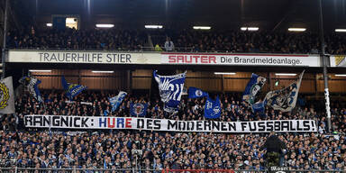 Hooligans stürmen Bullen-Hotel