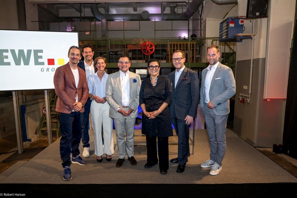 Rewe Group Österreich präsentierte den Nachhaltigkeitsbericht 2024: Bipa Österreich Geschäftsführer Mag. (FH) Markus Geyer(l.), Unternehmenssprecherin Claudia Riebler(2.v. l.), REWE Group International Vorstand Marcel Haraszti (4. v. l.),  Vorstandsmitglied Billa Robert Nagele - verantwortlich für den Bereich Nachhaltigkeit (2.v.r.), Penny GF Kai Pataky (r.)