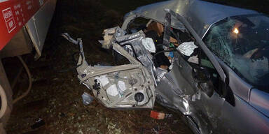 Unfall mit Zug: Pkw zerstört