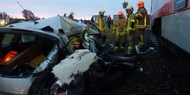 Unfall mit Zug: Pkw zerstört