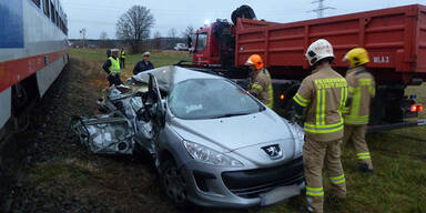 Unfall mit Zug: Pkw zerstört