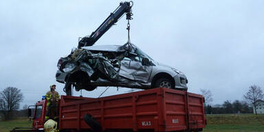 Unfall mit Zug: Pkw zerstört