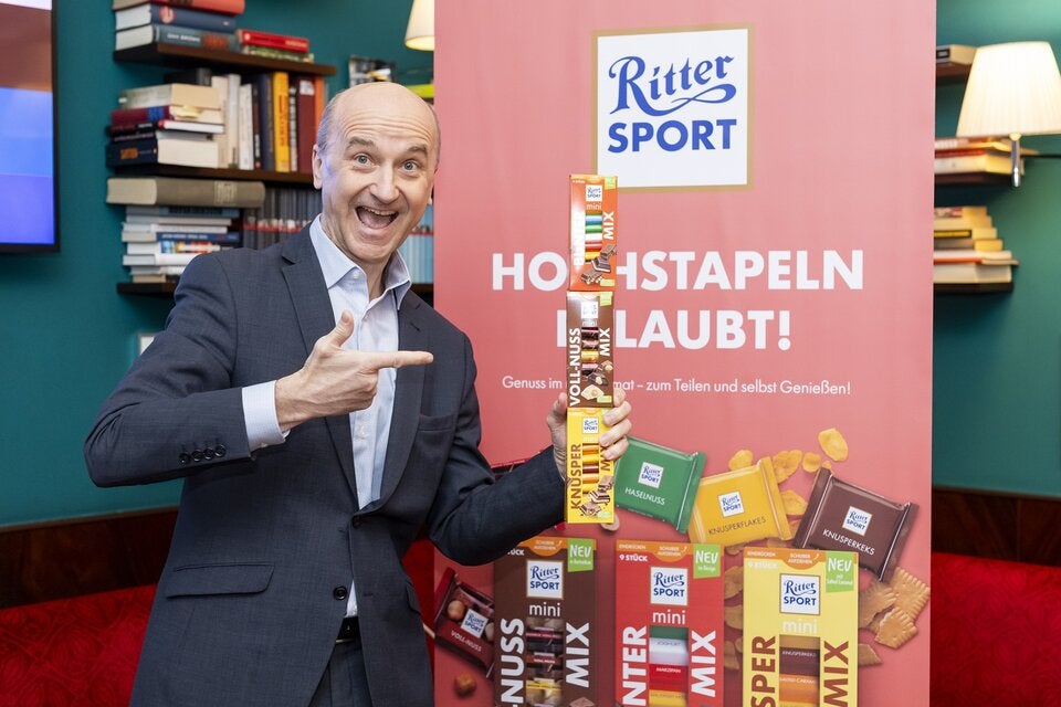 Wolfgang Stöhr, Geschäftsführer RITTER SPORT Österreich mit den neuen RITTER SPORT mini-Türmen
