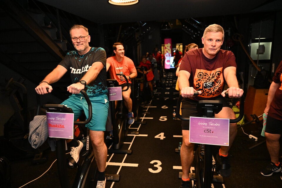 Für den guten Zweck im Sportclub Malu radelten  das oe24 Radteam sowie Partnerunternehmen wie Makita, cSt Causa – Steuerberatung, der Raiffeisen Regionalbank Mödling und NEOH