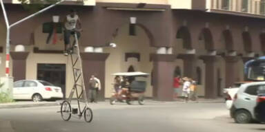 Cubaner fährt auf 3,4m hohem Fahrrad