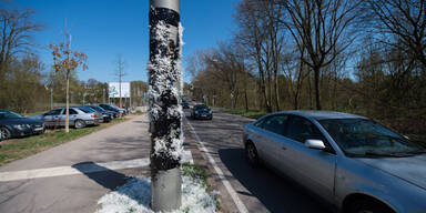 Wut-Autofahrer teert und federt Radar-Falle