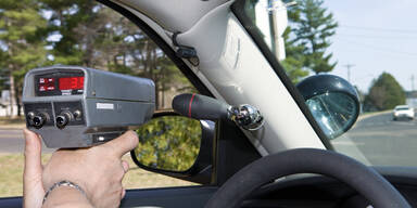 Radarmessger&auml;t und Auto besch&auml;digt