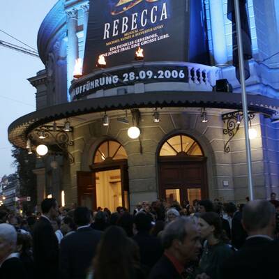 Rihanna - Queen of Downloads