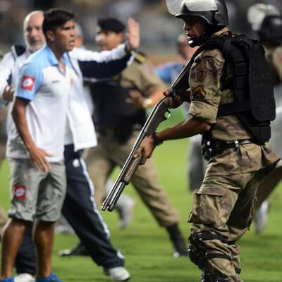 Polizei stürmt Platz bei Ronaldinho-Match