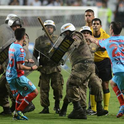 Polizei stürmt Platz bei Ronaldinho-Match