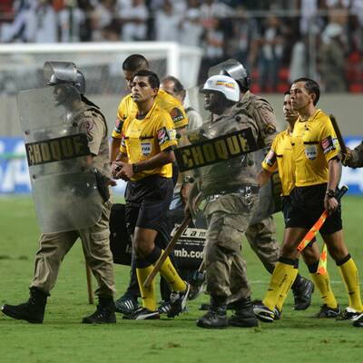 Polizei stürmt Platz bei Ronaldinho-Match