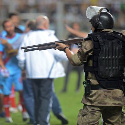 Polizei stürmt Platz bei Ronaldinho-Match