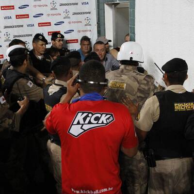 Polizei stürmt Platz bei Ronaldinho-Match