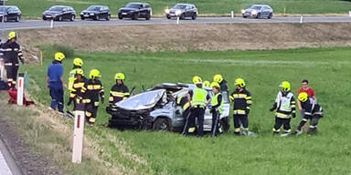 Pkw-&Uuml;berschlag: Duo (20 und 16) lebensgef&auml;hrlich verletzt