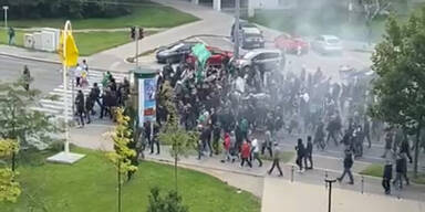 Rapid-Fanzug rollt Richtung Austria-Stadion