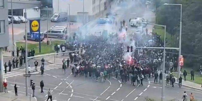 Rapid-Fanzug rollt Richtung Austria-Stadion
