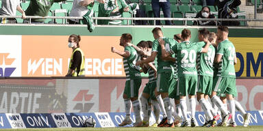 SK Rapid beim Jubeln mit den Fans