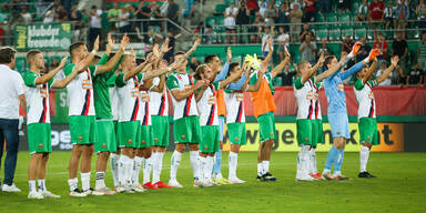 Rapid-Spieler feiern mi den Fans im Allianz-Stadion